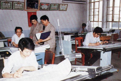 從1984年第一季度到抓管理上登記全面提高企業(yè)素質(zhì)驗收前，采取分線(xiàn)檢查、總結成績(jì)、找出差距、提出措施、限期整改的方法，使各項工作在整頓中鞏固提高，在鞏固提高中進(jìn)行再整頓，再提高。