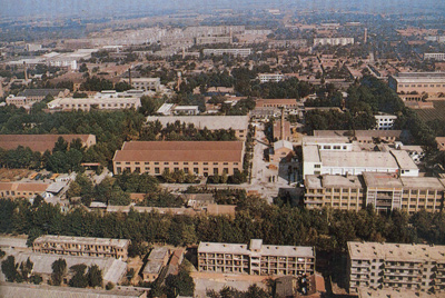 推土機總廠(chǎng)本部廠(chǎng)區。山東推土機總廠(chǎng)建立時(shí)，固定資產(chǎn)原值為2569萬(wàn)元，占地面積為517538平方米，建筑面積為170861平方米。