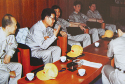 為了學(xué)習外國先進(jìn)技術(shù)和管理方法，前往引進(jìn)技術(shù)與設備的國家進(jìn)行實(shí)地考察。薛仲光廠(chǎng)長(cháng)在日本。
