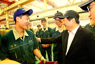 譚旭光董事長(cháng)在總裝線(xiàn)看望慰問(wèn)一線(xiàn)員工