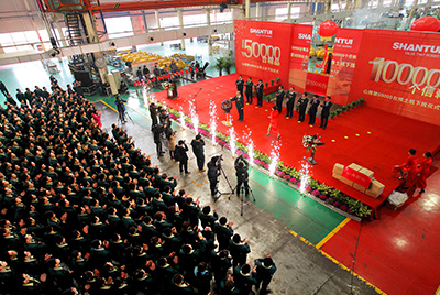推土機事業(yè)部總裝工廠(chǎng)隆重舉行推土機第50000臺下線(xiàn)慶典儀式。這一激動(dòng)人心的歷史時(shí)刻標志著(zhù)50000臺不僅僅是一個(gè)數量的積累，更是山推管理水平、生產(chǎn)規模、制造技術(shù)、研發(fā)能力、銷(xiāo)售能力等綜合能力的體現，標志著(zhù)山推推土機產(chǎn)業(yè)整體實(shí)力進(jìn)一步增強，是從量變到質(zhì)變的飛躍。