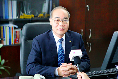 張秀文董事長(cháng)在接受中國山東網(wǎng)專(zhuān)題采訪(fǎng)時(shí)，就公司踐行“厚道魯商”倡樹(shù)行動(dòng)進(jìn)行回答，介紹了山推把“仁義、誠信、厚道”的文化精髓融入到生產(chǎn)經(jīng)營(yíng)的全過(guò)程的典型做法和“誠敬做產(chǎn)品，誠信做企業(yè)”的經(jīng)營(yíng)理念，在工程機械行業(yè)樹(shù)立起了“厚德堅韌”的山東國企形象