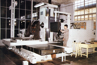 BPN-13B(R4)數控臥式加工中心。廠(chǎng)房擴建加大，設備填平補齊，增加精、大、稀設備，新上生產(chǎn)線(xiàn)，提高企業(yè)裝備素質(zhì)，使山推廠(chǎng)成為名副其實(shí)的大馬力推土機生產(chǎn)廠(chǎng)。